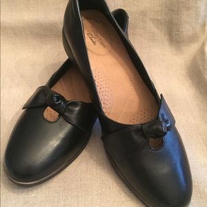 Clarks black leather Size 10 wide width shoes
